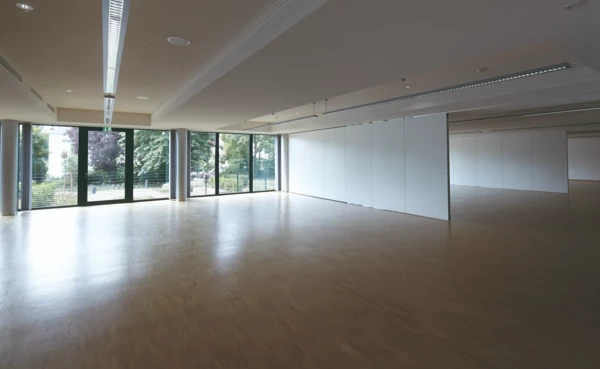 Variable Tagungszentren in der Rhein-Mosel-Halle mit deckenhöhen Fenstern © Thomas Frey