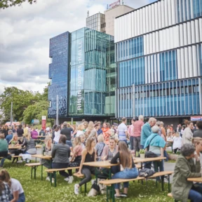 Menschengruppen sitzen Drau&szlig;en vor der Rhein-Mosel-Halle &copy; Koblenz-Touristik GmbH