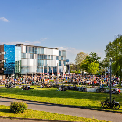 Gäste vor der Rhein-Mosel-Halle in Koblenz  © Koblenz-Touristik, Kai Myller Besuchende der Blauen Stunde vor der Rhein-Mosel-Halle in Koblenz  © Koblenz-Touristik, Kai Myller