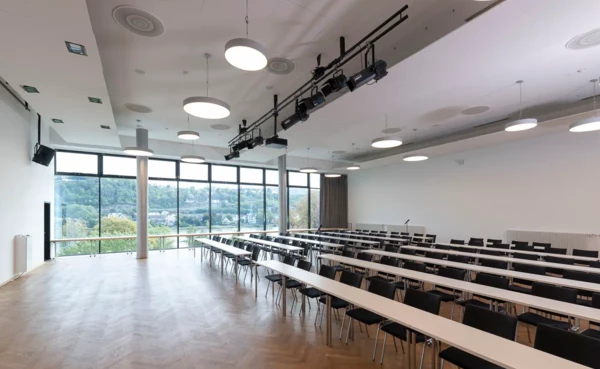 Reihenbestuhlung im Rheinsaal der Rhein-Mosel-Halle mit raumhohen Fenstern © Rhein-Mosel-Halle