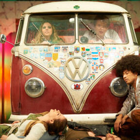 Vorstellung vom Theaterstück "Hair" mit VW-Bus umgeben von mehreren Charakteren © Matthias Baus für das Theater Koblenz